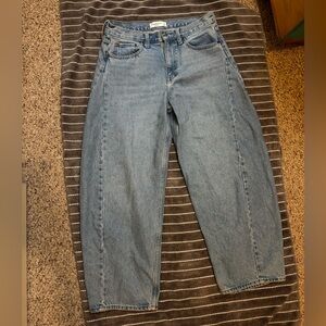 Abercrombie & Fitch Mid Rise Barrel Jeans Faded Blue Size 28 6 Regular